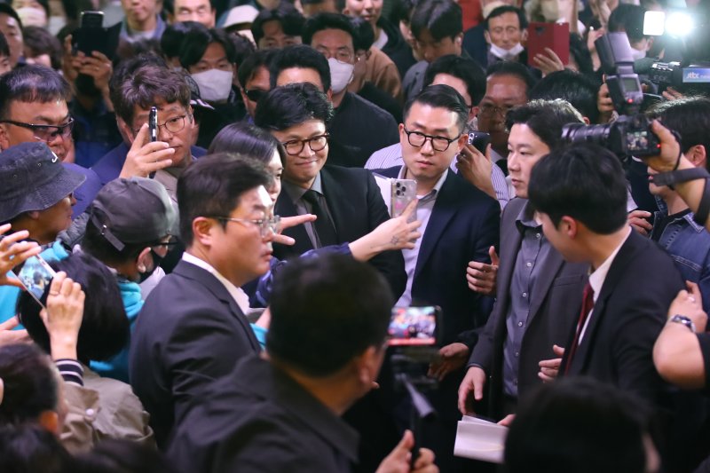 [대구=뉴시스] 이무열 기자 = 국민의힘 대선 후보 1차 경선에 진출한 한동훈 전 대표가 16일 대구 중구 대구도시철도 1호선 중앙로역에서 지지자와 기념촬영을 하고 있다. 2025.04.16. lmy@newsis.com