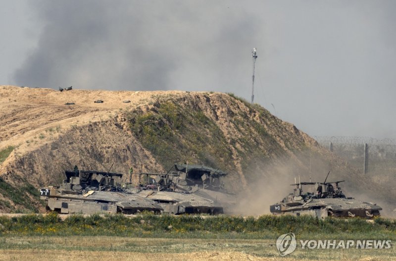 가자지구에서 기동하는 이스라엘군 장갑차 (출처=연합뉴스)