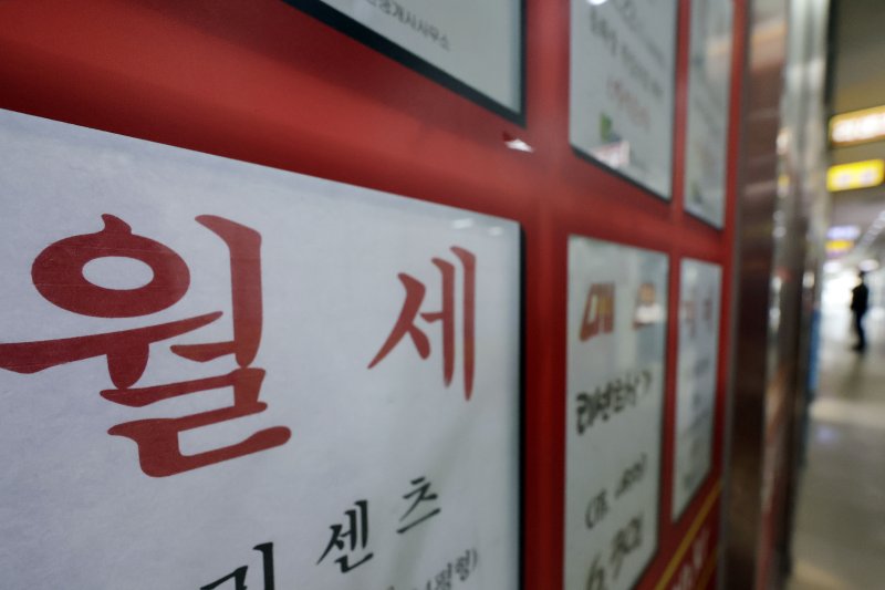 [서울=뉴시스]1~2월 누계 기준 지방 비아파트 월세 비중은 2023년 72.2%에서 지난해 77.5%로 확대됐고, 올해는 82.9%로 치솟았다. 서울 시내 부동산 모습. 뉴시스 DB 2025.04.01.