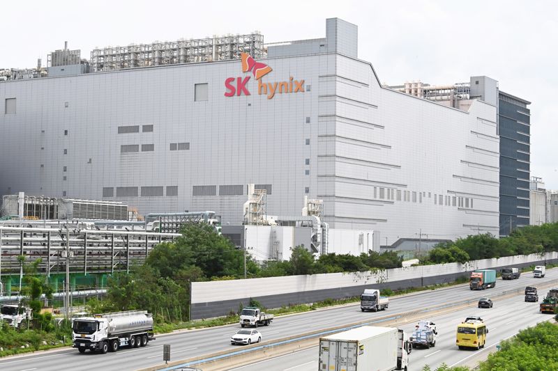 SK하이닉스 이달 TC본더 발주…한미·한화 승자는?