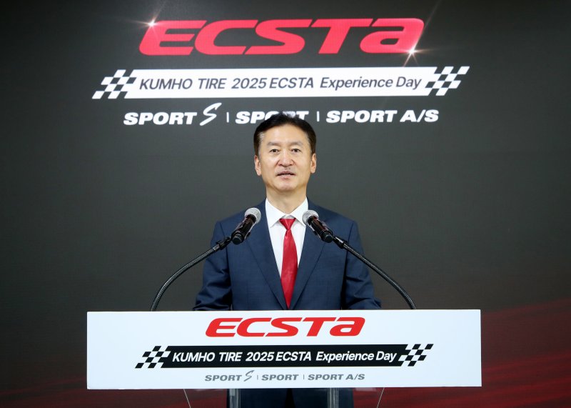 15일 경기 용인 AMG 스피드웨이에서 정일택 금호타이어 대표이사 사장이 초고성능 브랜드 '엑스타(ECSTA)'의 신제품 3종을 소개하고 있다(금호타이어 제공). 2025.04.15.