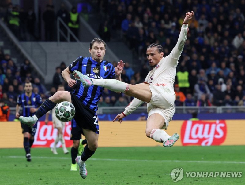 뮌헨 김민재(3번)가 인터 밀란전에서 공을 다투고 있다. (출처=연합뉴스)