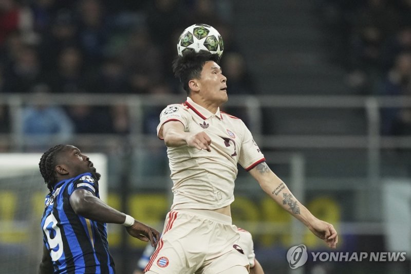 공중볼 걷어내려는 는 김민재(오른쪽). (출처=연합뉴스)