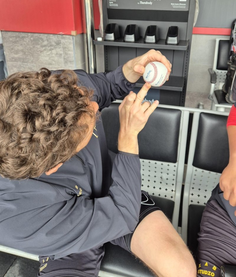 "중지로 이렇게 찍어 던져요" (출처=연합뉴스)