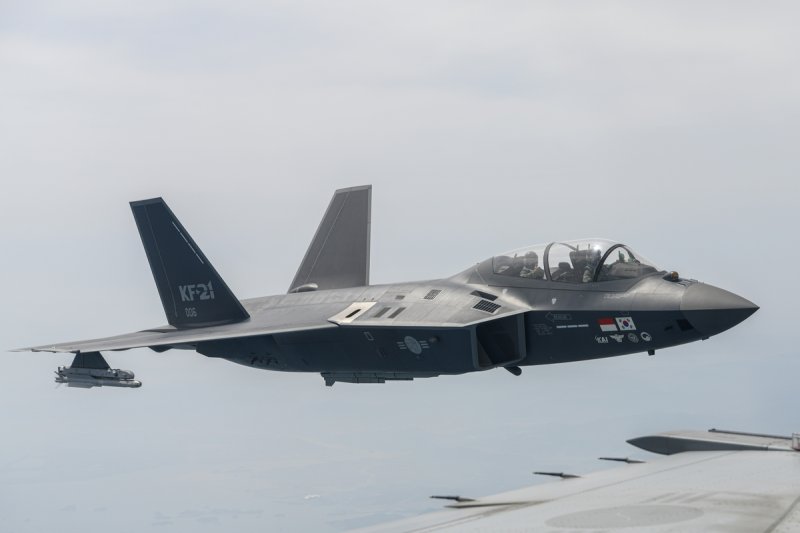 UAE 공군 전투사령관 KF-21 탑승 비행, 중동시장 확대 노린다