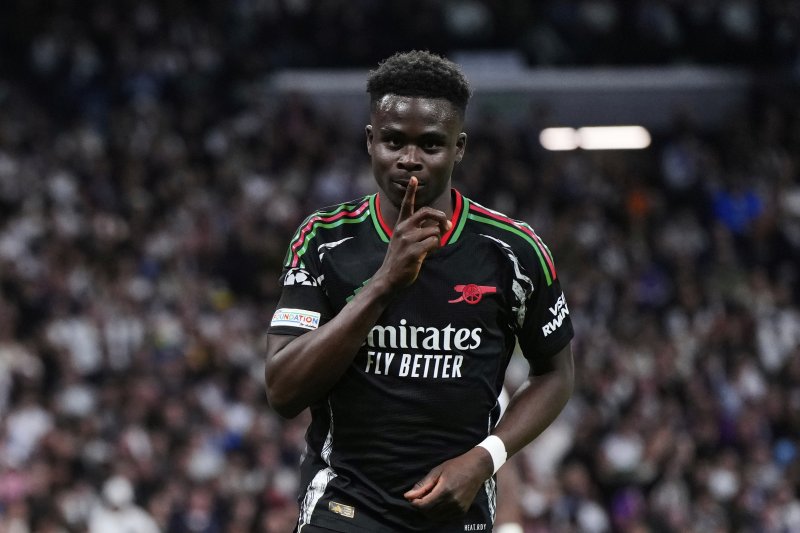 [마드리드=AP/뉴시스] 아스널(영국)의 부카요 사카가 16일(현지 시간) 스페인 마드리드의 산티아고 베르나베우에서 열린 2024-25 유럽축구연맹(UEFA) 챔피언스리그(UCL) 8강 2차전 레알 마드리드와의 경기 후반 20분 선제골을 넣은 후 세리머니하고 있다. 아스널이 2-1로 승리해 1,2차전 합계 5-1을 기록하며 4강에 진출했다. 2025.04.17.