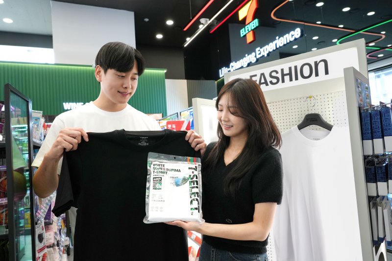 세븐일레븐 세븐셀렉트 수피마 티셔츠 2종(세븐일레븐 제공).