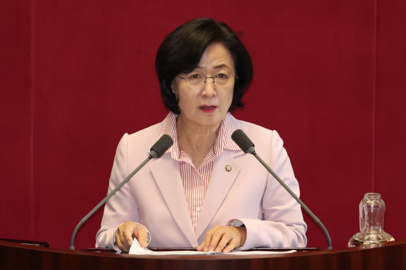 [서울=뉴시스] 권창회 기자 = 추미애 더불어민주당 의원이 15일 서울 여의도 국회에서 열린 제424회 국회(임시회) 제3차 본회의에서 헌법재판소 재판관 이완규, 함상훈 지명 철회 촉구 결의안(위원회안)에 대한 제안설명을 하고 있다. 2025.04.15. kch0523@newsis.com