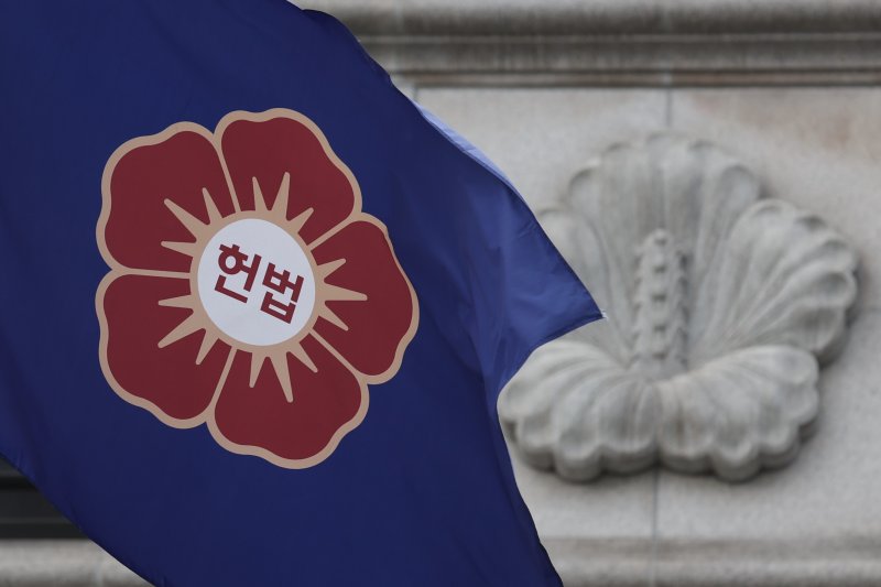 [속보]'재판관 임기 자동 연장' 헌재법 개정안, 범진보 단독 통과