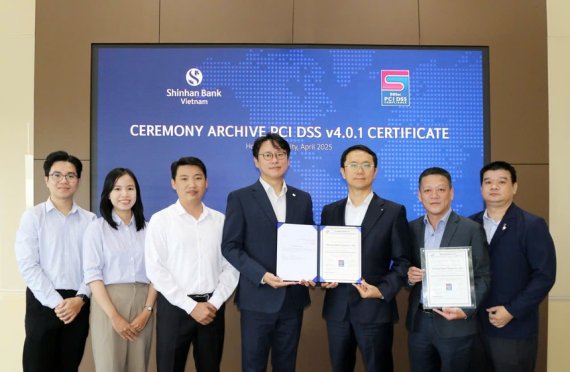 신한은행 베트남은 PCI-DSS 국제 보안 인증을 획득했다. 신한은행 베트남 제공