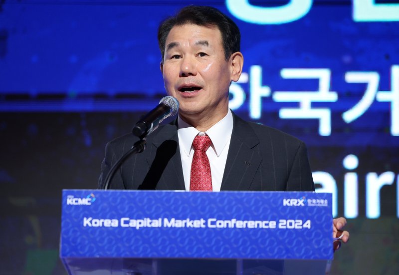 정은보 한국거래소 이사장이 밸류업 프로그램에 대해 설명하고 있다. /뉴스1 ⓒ News1 김진환 기자