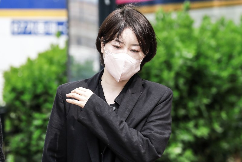 음주운전 및 불법 숙박업 혐의로 재판에 넘겨진 문재인 전 대통령의 딸 문다혜 씨가 17일 서울 마포구 서울서부지방법원에서 열린 1심 선고기일에 출석하고 있다. 사진=뉴시스화상