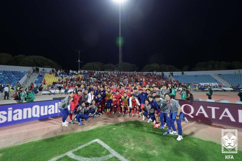 요르단 원정 후 단체사진을 찍은 한국 선수단(대한축구협회 제공)