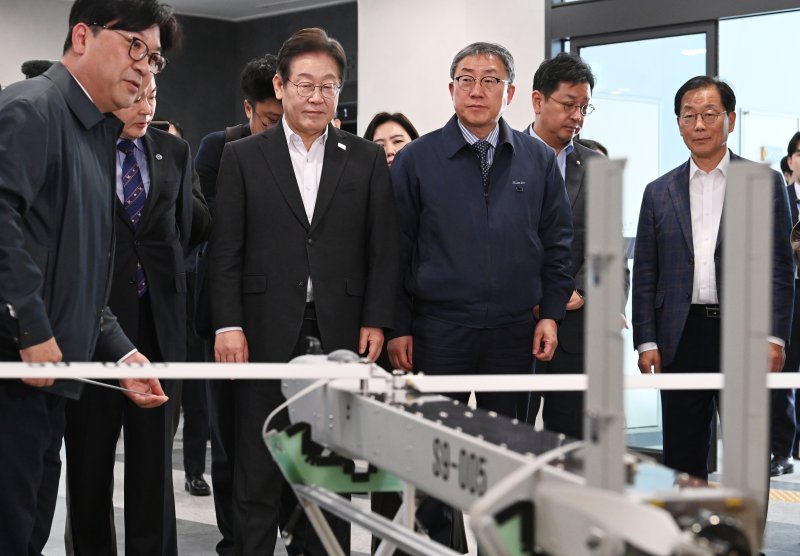 이재명 또 모병제 내걸었다..“병영에 가둬놓는 게 효율적인가”