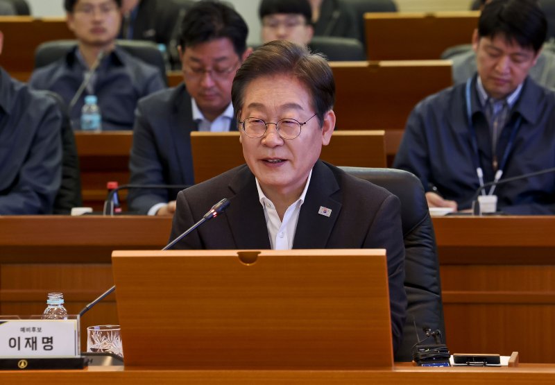 [대전=뉴시스] 국회사진기자단 = 이재명 제21대 대통령 선거 더불어민주당 경선 후보가 17일 대전 유성구 국방과학연구소를 방문해 간담회를 열고 발언하고 있다. 2025.04.17. photo@newsis.com <저작권자ⓒ 공감언론 뉴시스통신사. 무단전재-재배포 금지.> /사진=뉴시스화상