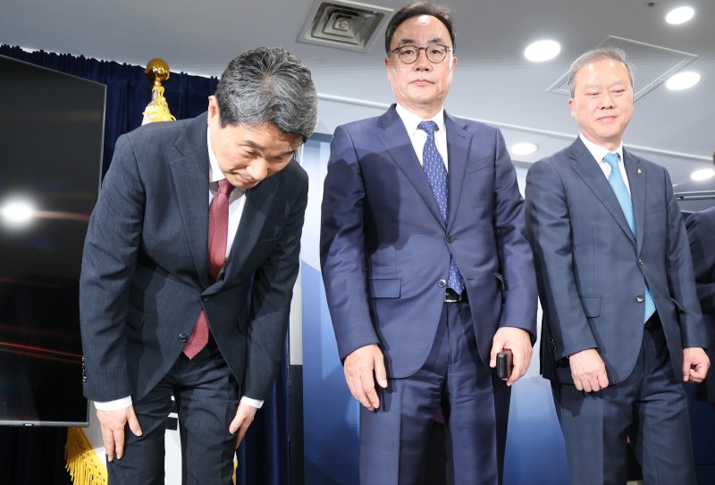 (서울=뉴스1) 임세영 기자 = 이주호 사회부총리 겸 교육부 장관이 17일 서울 종로구 정부서울청사에서 2026학년도 의대 모집인원 조정 방향 관련 브리핑을 마치고 고개 숙여 인사하고 있다. 정부는 전국 40개 의과대학 총장들의 건의를 받아들여 2026학년도 의괴대학 모집 인원을 ‘증원 0명’인 3058명으로 확정했다. 2025.4.17/뉴스1 /사진=뉴스1화상