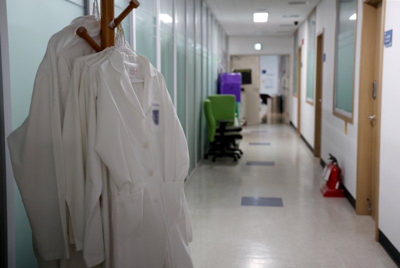 서울 시내의 한 의과대학에 의료진의 가운이 걸려 있다. 뉴시스