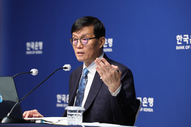 이창용 한국은행 총재가 17일 통화정책 방향 기자 간담회에서 말하고 있다. /뉴스1