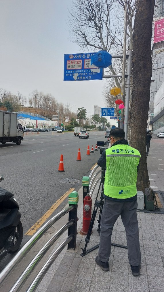 자동차배출가스에 대한 수시점검 모습. 강남구 제공
