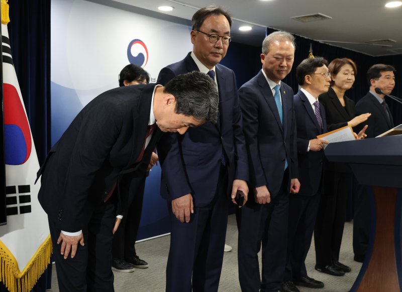 [서울=뉴시스] 김명원 기자 = 이주호 사회부총리 겸 교육부 장관이 17일 서울 종로구 정부서울청사에서 열린 2026학년도 의대 모집인원 조정 방향 관련 브리핑을 마친후 나서며 인사하고 있다. 2025.04.17. kmx1105@newsis.com