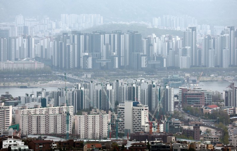 17일 남산에서 바라본 서울 시내 아파트 단지. 연합뉴스