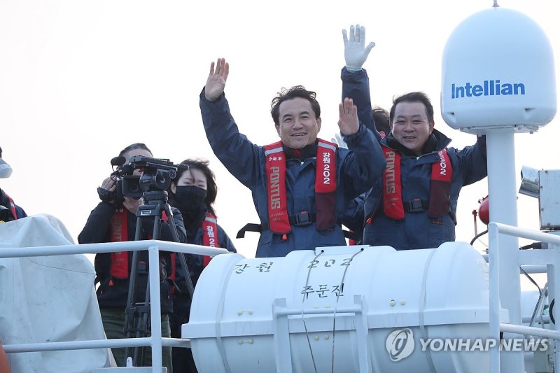 저도어장 살펴보는 김진태 강원지사 (출처=연합뉴스)