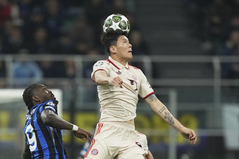 [밀라노=AP/뉴시스] 바이에른 뮌헨(독일)의 김민재가 16일(현지 시간) 이탈리아 북부 밀라노의 스타디오 주세페 메아차에서 열린 2024-25 유럽축구연맹(UEFA) 챔피언스리그(UCL) 8강 2차전 인터 밀란과의 경기 중 공중 볼을 다투고 있다. 김민재는 65분을 소화했고 뮌헨은 2-2로 비겼으나 1,2차전 합계 3-4로 밀리며 4강에 오르지 못했다. 2025.04.17.