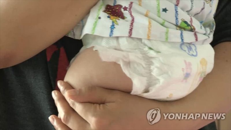 똥 기저귀로 어린이집 교사 때린 엄마…항소심서 징역 6개월 선고