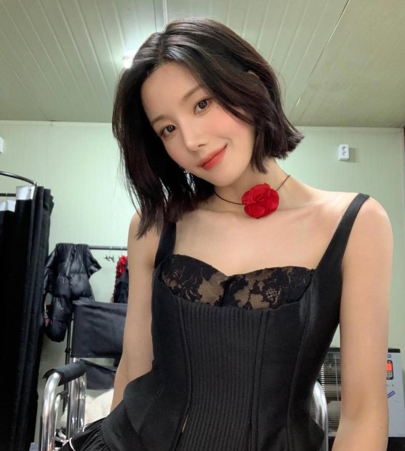 권은비, 무표정 섹시미…웃을 땐 청순