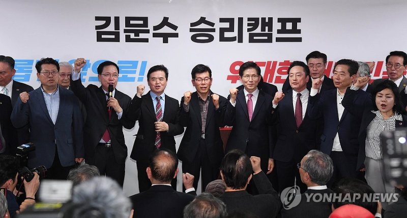 기념 촬영하는 김문수 후보 (출처=연합뉴스)