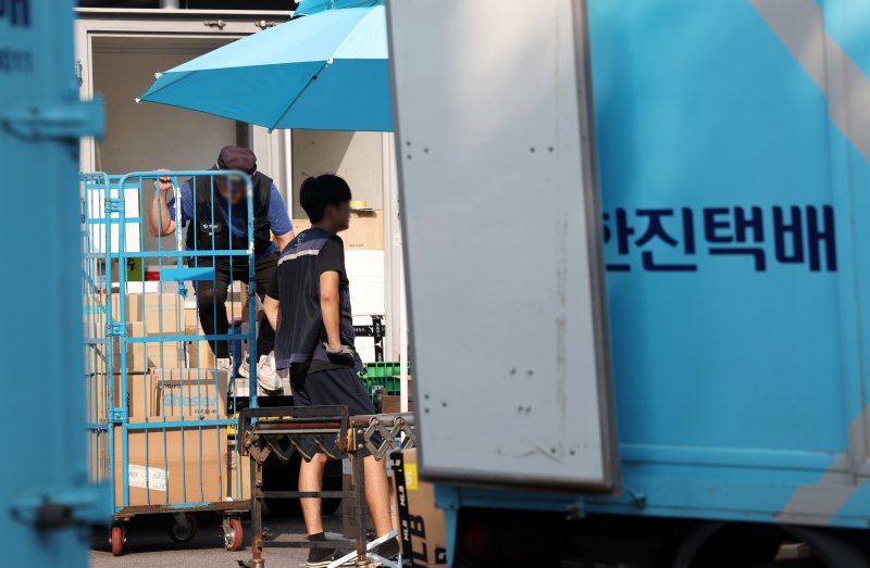 [서울=뉴시스] 김명년 기자 = CJ대한통운과 한진·롯데글로벌로지스·우체국소포·로젠택배는 14일을 '택배 쉬는 날'로 정하고 광복절인 15일까지 이틀간 배송하지 않는다고 밝혔다. 단 자체 배송망을 갖춘 쿠팡과 SSG닷컴 등 업체와 편의점의 자체 배송망을 이용하는 반값 택배는 정상 배송한다. 사진은 13일 오전 서울시내 한 택배물류센터. 2024.08.13. kmn@newsis.com