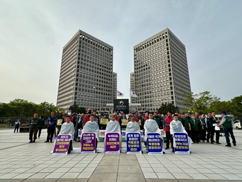한국임업후계자협회 산불특별위원회 회원 6명이 17일 대형 산불과 관련, 임업인에 대한 신속한 보상과 재난 대응 체계 전면 개편을 요구하며 삭발식을 했다./뉴스1
