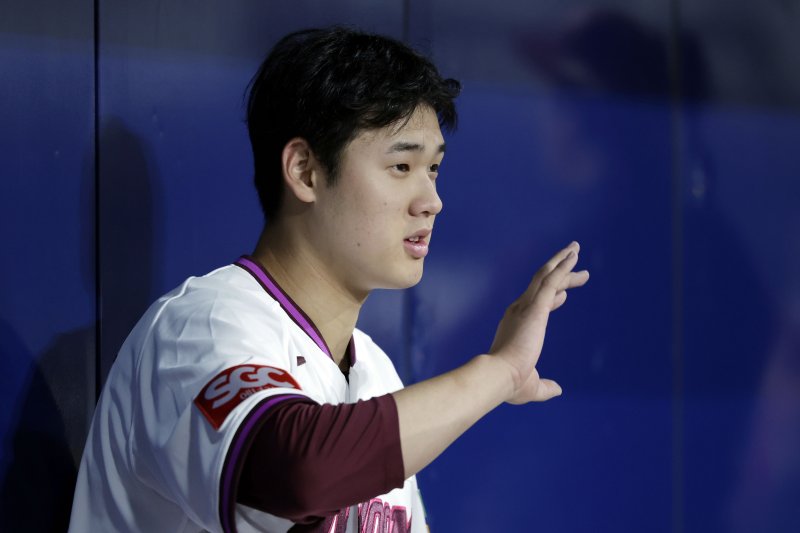 [서울=뉴시스] 최동준 기자 = 지난달 18일 서울 구로구 고척스카이돔에서 열린 2025 KBO리그 시범경기 롯데 자이언츠와 키움 히어로즈의 경기, 키움 선발 정현우가 3이닝까지 비자책 1실점으로 막아낸 뒤 덕아웃에서 코치와 대화하고 있다. 2025.03.18. photocdj@newsis.com