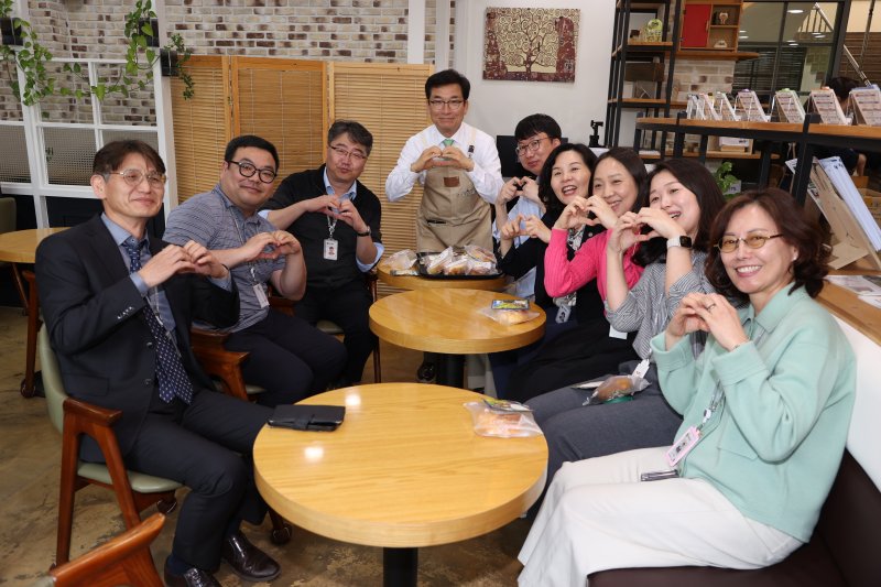 카페 '어울림방' 일일점장으로 변신한 윤건영 충북교육감.(충북교육청 제공. 재판매 및 DB금지)/뉴스1