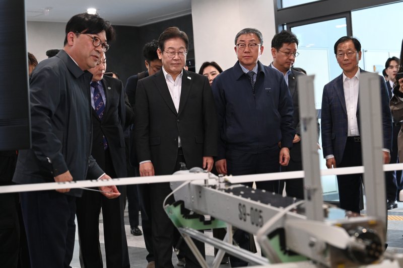 대전서… 더불어민주당 이재명 후보(왼쪽 두번째)가 17일 대전 유성구 국방과학연구소에서 개발 중인 무기체계를 둘러보고 있다. 국회사진기자단