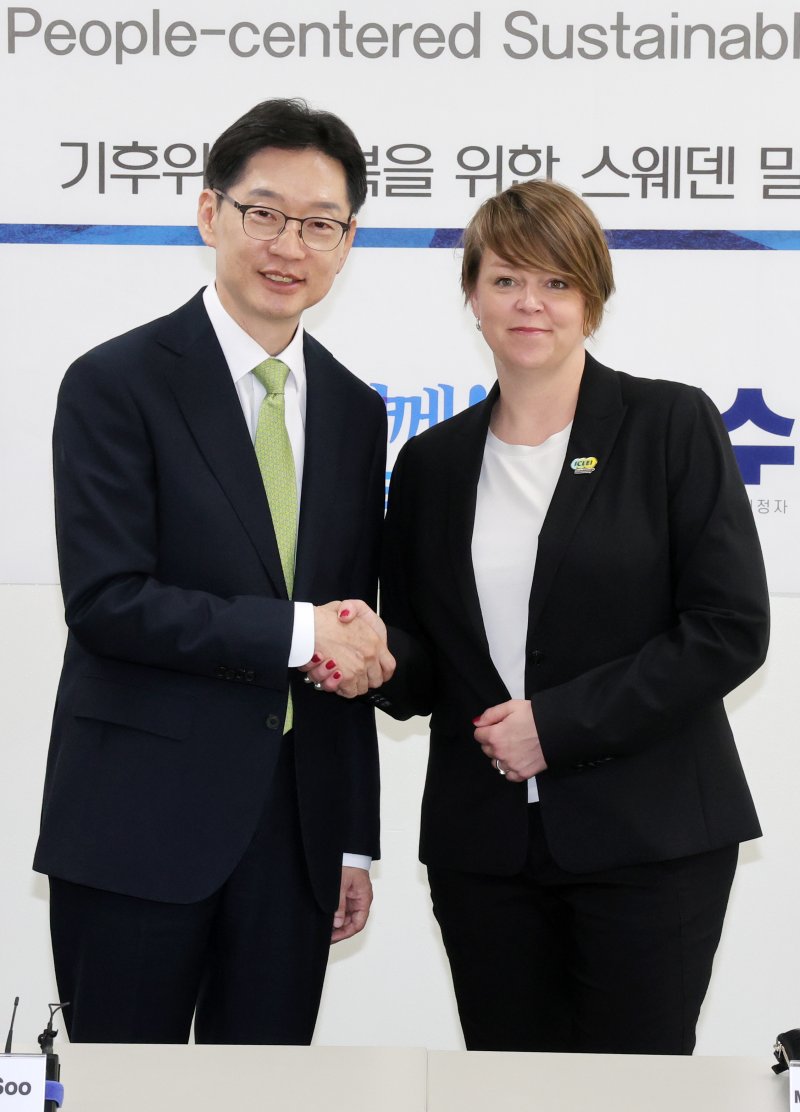 고양서… 더불어민주당 김경수 후보(왼쪽)가 17일 경기 고양시에서 카트린 자메 스웨덴 말뫼 시장과 악수하고 있다. 연합뉴스