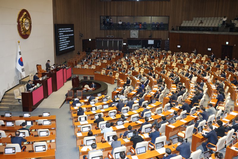 우원식 국회의장이 17일 오후 서울 여의도 국회에서 열린 제424회국회(임시회) 제5차 본회의에서 반인권적 국가범죄의 시효 등에 관한 특례법안 재의의 건 등 8개 법안 무기명 투표 개표가 끝난 뒤 방송법을 제외한 나머지 법안 부결을 알리고 있다. 2025.4.17/뉴스1 ⓒ News1 이광호 기자