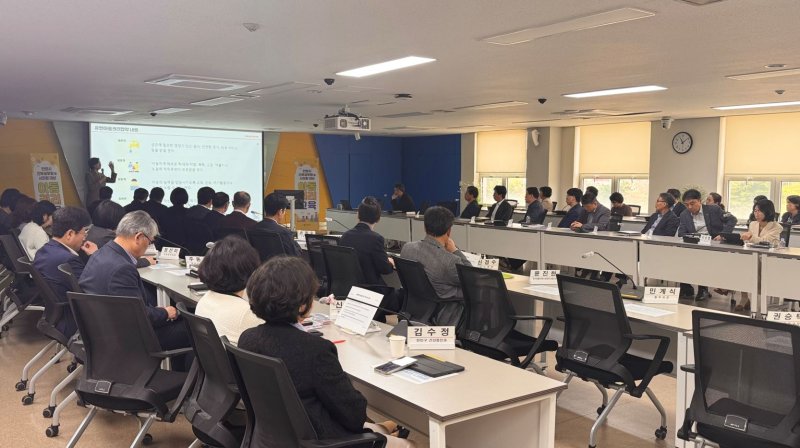 [안양=뉴시스] 안양시는 17일 아동친화도시 인증을 추진하는 가운데 간부공무원을 대상으로 아동 권리 기본교육을 했다. (사진=안양시 제공) 2025.04.17. photo@newsis.com