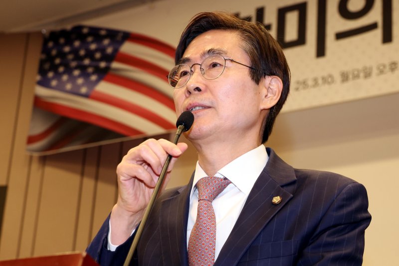 [서울=뉴시스] 조성봉 기자= 조경태 한미의원연맹 공동회장이 지난달 10일 오후 서울 여의도 국회 박물관에서 열린 한미의원연맹 창립총회에서 인사말을 하고 있다. 2025.03.10. suncho21@newsis.com
