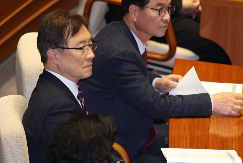 [서울=뉴시스] 이영환 기자 = 최재형 전 국민의힘 의원이 지난해 1월9일 오후 서울 여의도 국회 본회의장에서 열린 제411회국회(임시회) 4차 본회의에 참석하고 있다. 2024.01.09. 20hwan@newsis.com