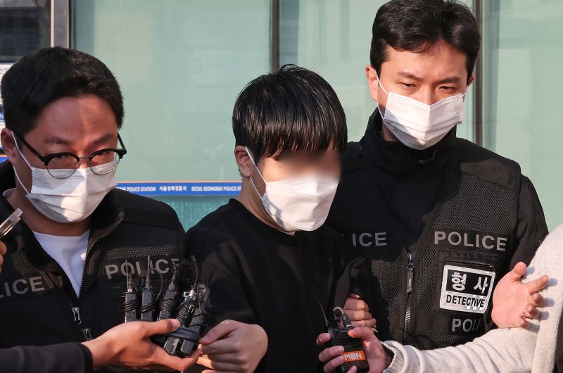 윤석열 대통령 파면 선고 날 경찰버스 유리창을 깬 30대 남성 이 모 씨가 11일 오전 서울 성북경찰서에서 검찰로 송치되고 있다. 이 씨는 지난 4일 오전 11시 40분쯤 서울 종로구 안국역 5번 출구 인근 수운회관 앞에서 곤봉으로 경찰버스 유리창을 깨부순 혐의를 받는다. 2025.4.11/뉴스1 ⓒ News1 장수영 기자