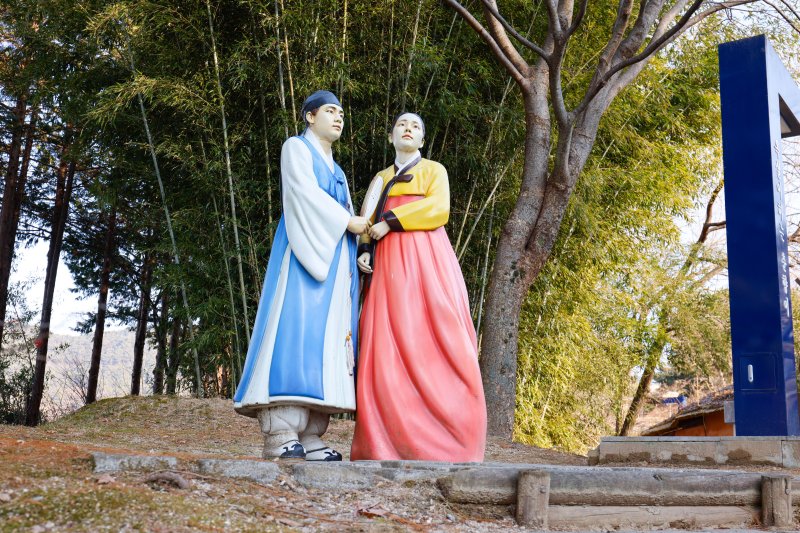 토토 사이트 검증 춘향테마파크에 조성된 춘향과 이몽룡 조형물