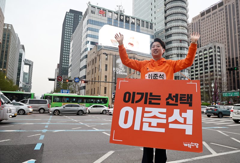 이준석의 '모두까기'… “한쪽은 부정선거, 한쪽은 통계조작”