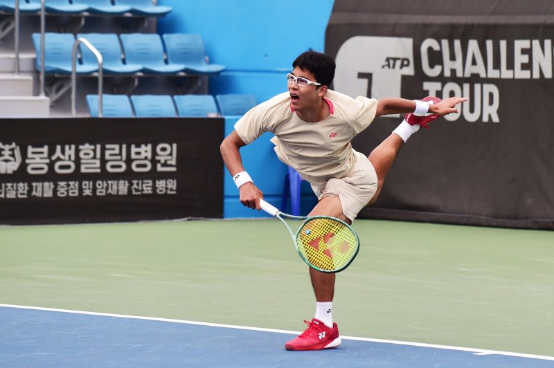 [서울=뉴시스] 정현(세계랭킹 478위)이 17일 부산 스포원테니스코트에서 열린 남자프로테니스(ATP) 부산오픈 챌린저대회(총상금 20만 달러) 단식 본선 2회전에서 리 투(172위·호주)를 상대로 2-1(3-6 6-3 6-4) 역전승을 거뒀다. (사진=대한테니스협회 제공) 2025.04.17. *재판매 및 DB 금지