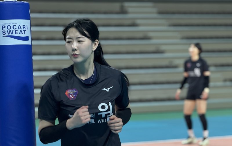 [서울=뉴시스] 여자배구 강소휘가 오는 19일 열리는 '2025 한국·태국 여자배구 올스타 슈퍼매치'를 앞두고 17일 훈련에 참여하고 있다. (사진=KOVO 제공) 2025.04.17. *재판매 및 DB 금지