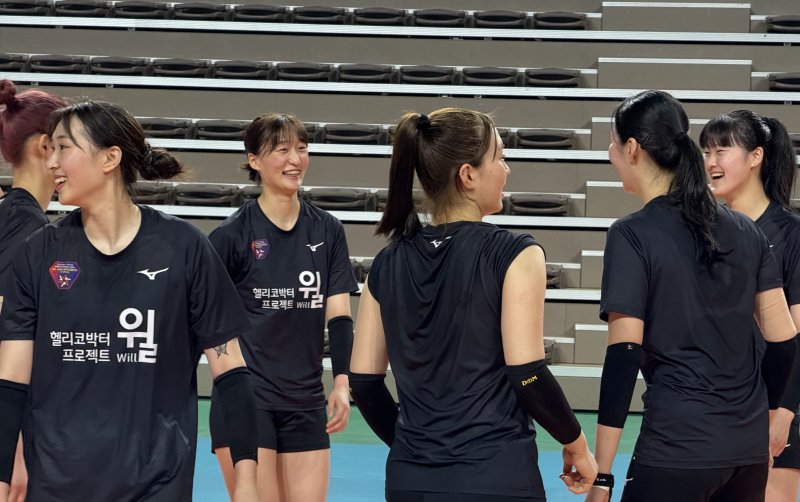[서울=뉴시스] 여자배구 올스타팀 선수들이 오는 19일 열리는 '2025 한국·태국 여자배구 올스타 슈퍼매치'를 앞두고 17일 훈련에 참여하고 있다. (사진=KOVO 제공) 2025.04.17. *재판매 및 DB 금지