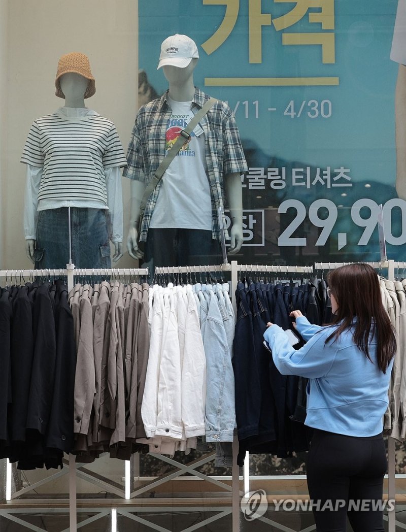 이상기온에 봄패션 실종…쇼윈도는 벌써 여름 (출처=연합뉴스)