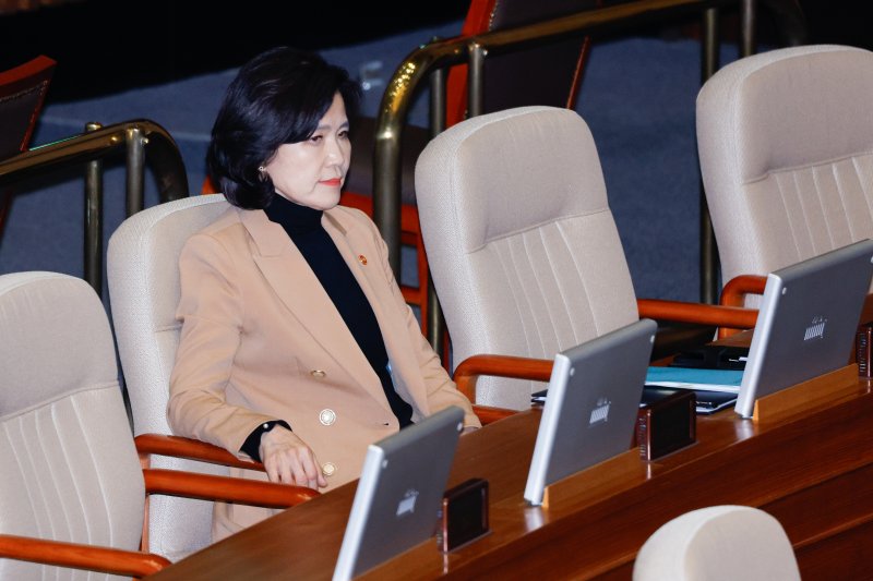 이진숙 방송통신위원장이 17일 오후 서울 여의도 국회에서 열린 제424회국회(임시회) 제5차 본회의에서 방송법 일부개정법률안 재의의 건 통과를 듣고 있다. 2025.4.17/뉴스1 ⓒ News1 안은나 기자