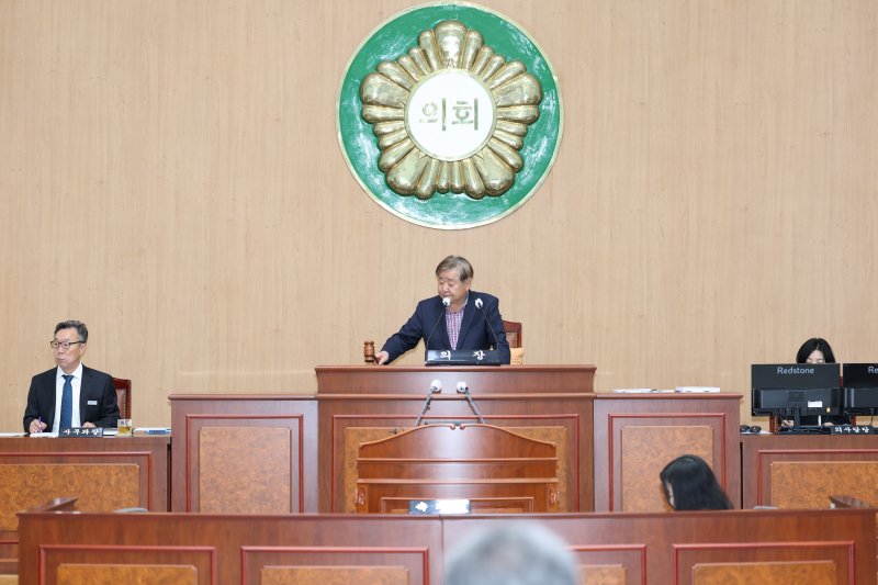[고성(경남)=뉴시스] 신정철 기자= 경남 고성군의회는 17일, 제301회 제2차 본회의를 끝으로 지난 8일부터 10일간 이어진 의사일정을 마무리하며 폐회했다. 사진은 고성군 장애인 전동보조기기 보험 가입 및 지원 조례안 등 17건의 의안을 처리하고 최을석 의장이 폐회를 선언하고 있다.(사진=고성군의회 제공).2025.04.17. photo@newsis.com *재판매 및 DB 금지