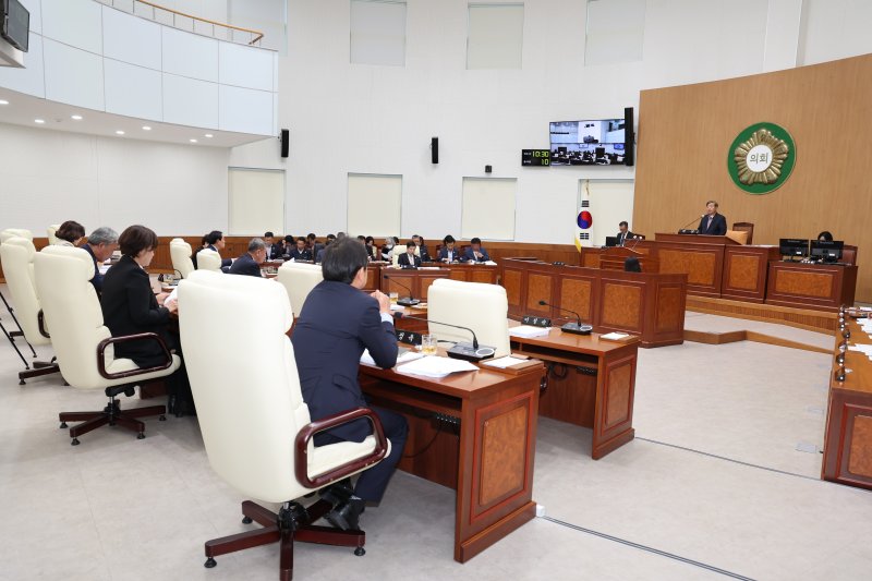 [고성(경남)=뉴시스] 신정철 기자= 경남 고성군의회(의장 최을석)는 17일, 제301회 임시회 제2차 본회의를 끝으로 지난 8일부터 10일간 이어진 의사일정을 마무리하며 폐회했다. 사진은 제301회 제2차 본회의 모습.(사진=고성군의회 제공).2025.04.17. photo@newsis.com *재판매 및 DB 금지